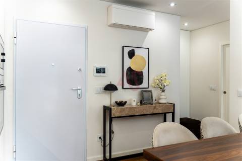 Apartamento T1+1 com varanda e lugar de garagem em Canidelo