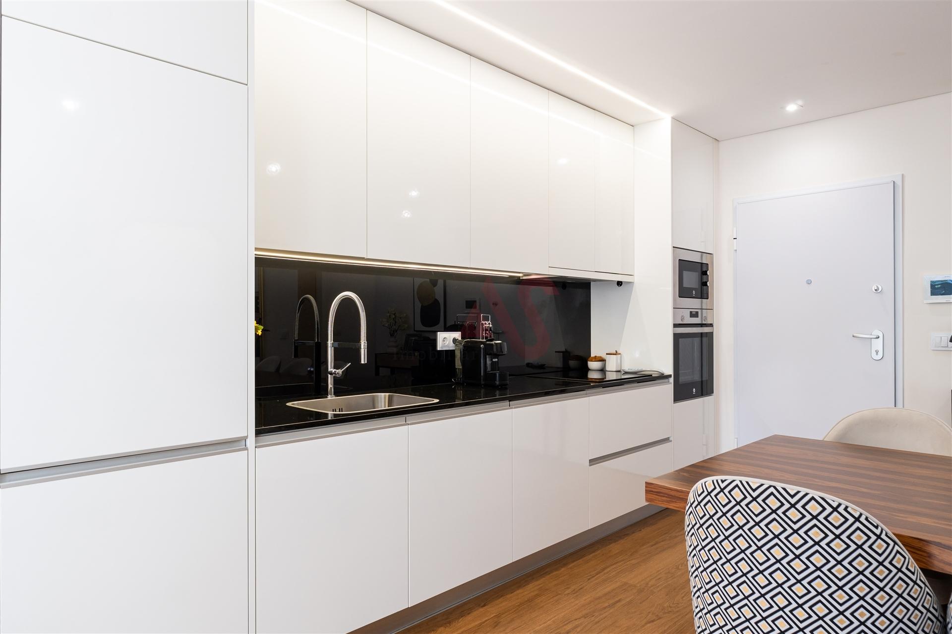 Apartamento T1+1 com varanda e lugar de garagem em Canidelo