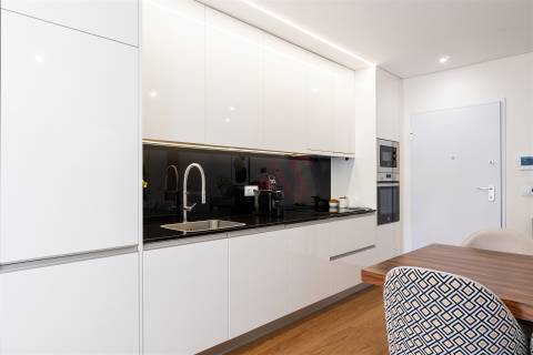 Apartamento T1+1 com varanda e lugar de garagem em Canidelo