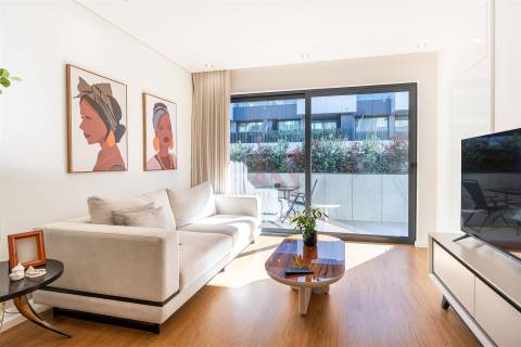 Apartamento T1+1 com varanda e lugar de garagem em Canidelo