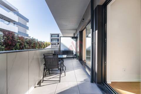 Apartamento T1+1 com varanda e lugar de garagem em Canidelo