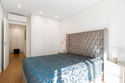 Apartamento T1+1 com varanda e lugar de garagem em Canidelo