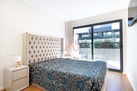 Apartamento T1+1 com varanda e lugar de garagem em Canidelo
