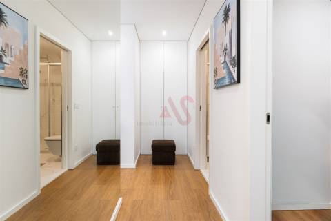 Apartamento T1+1 com varanda e lugar de garagem em Canidelo
