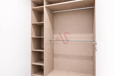 Apartamento T1+1 com varanda e lugar de garagem em Canidelo