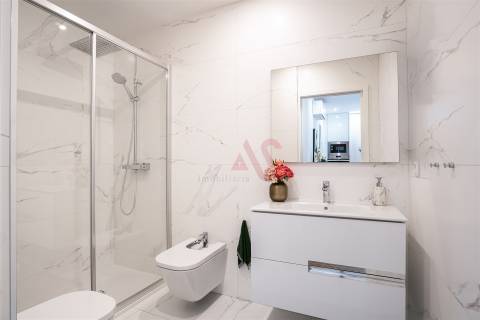 Apartamento T1+1 com varanda e lugar de garagem em Canidelo