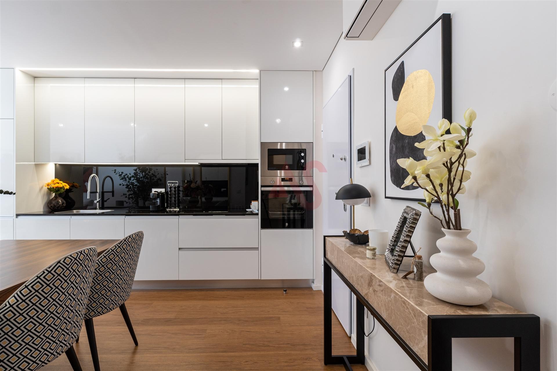 Apartamento T1+1 com varanda e lugar de garagem em Canidelo