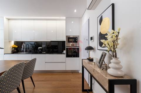 Apartamento T1+1 com varanda e lugar de garagem em Canidelo