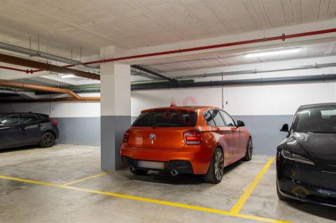 Apartamento T1+1 com varanda e lugar de garagem em Canidelo