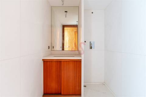 Apartamento com 3 Suítes e varanda na primeira linha do rio Douro