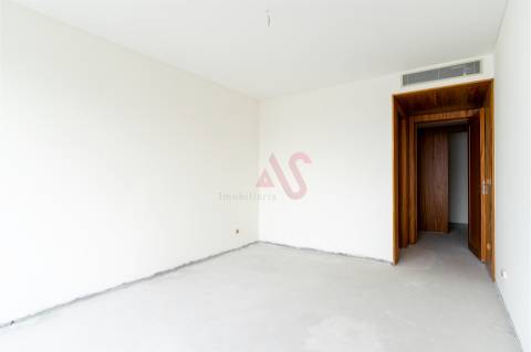 Apartamento com 3 Suítes e varanda na primeira linha do rio Douro