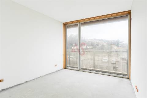 Apartamento com 3 Suítes e varanda na primeira linha do rio Douro