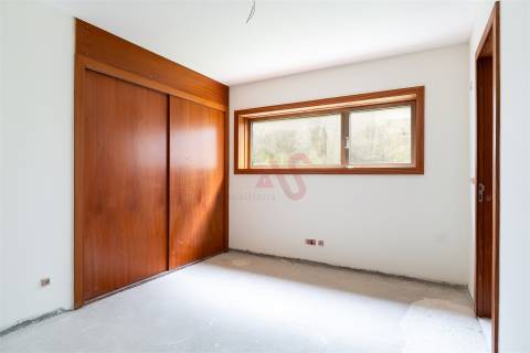 Apartamento com 3 Suítes e varanda na primeira linha do rio Douro