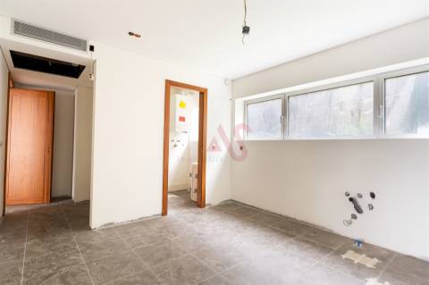 Apartamento com 3 Suítes e varanda na primeira linha do rio Douro
