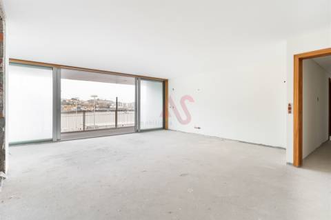 Apartamento com 3 Suítes e varanda na primeira linha do rio Douro
