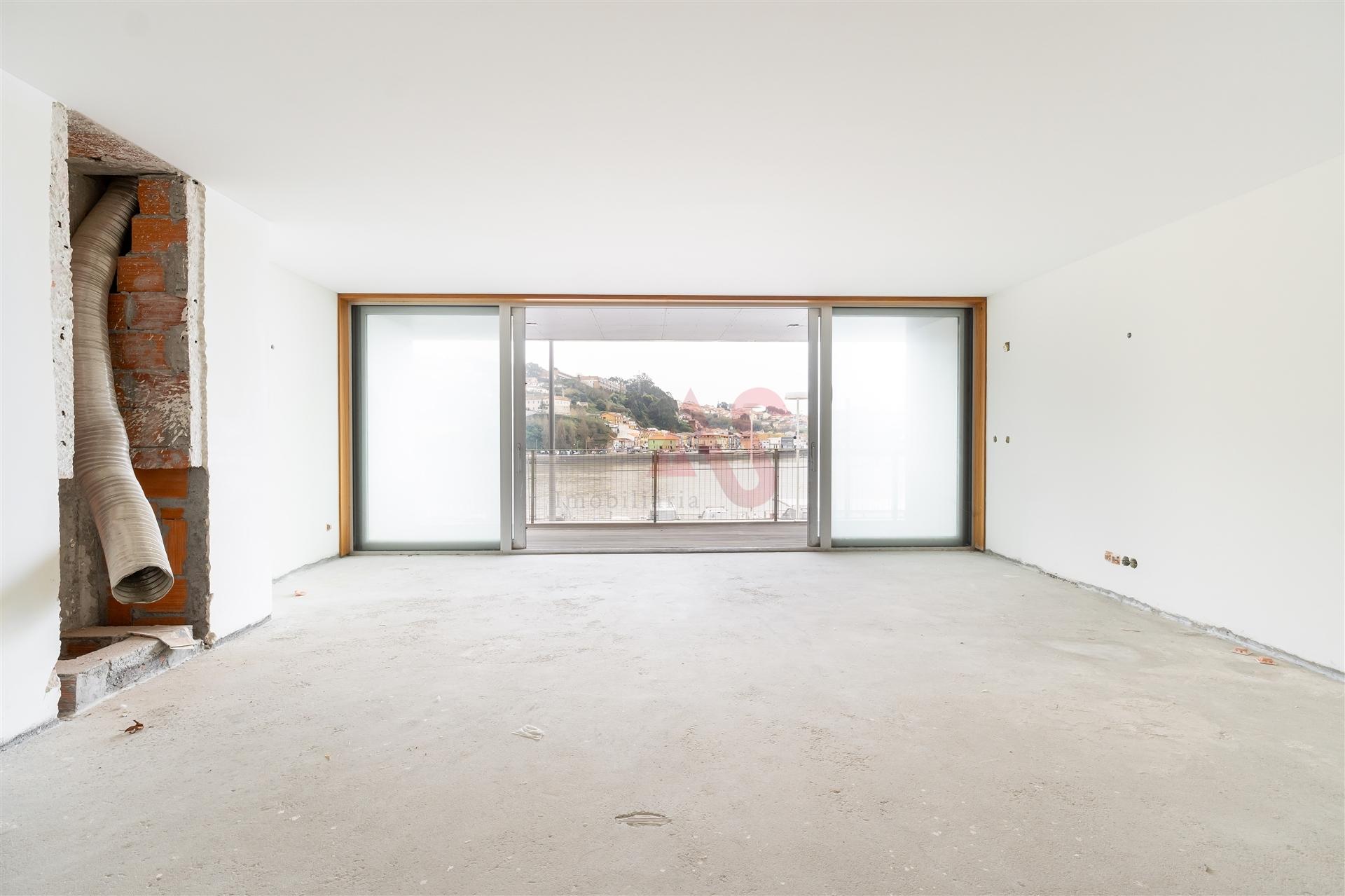 Apartamento com 3 Suítes e varanda na primeira linha do rio Douro