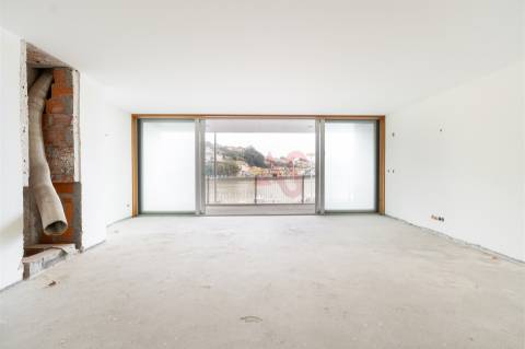 Apartamento com 3 Suítes e varanda na primeira linha do rio Douro