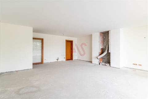 Apartamento com 3 Suítes e varanda na primeira linha do rio Douro