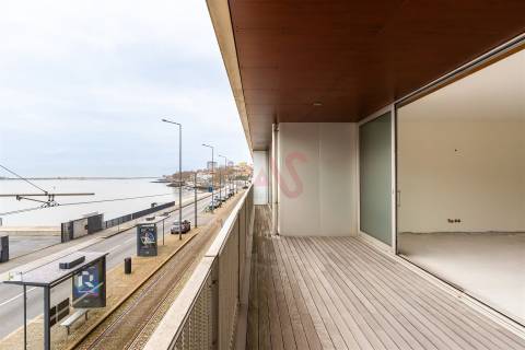 Apartamento com 3 Suítes e varanda na primeira linha do rio Douro