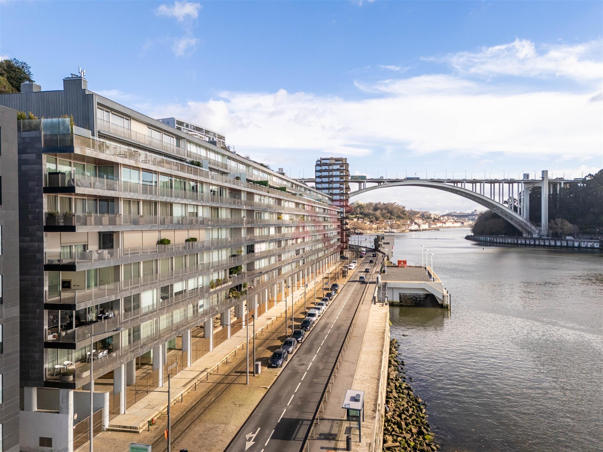Apartamento com 3 Suítes e varanda na primeira linha do rio Douro