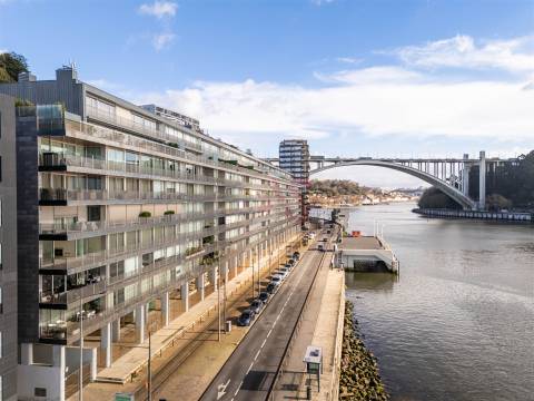 Apartamento com 3 Suítes e varanda na primeira linha do rio Douro