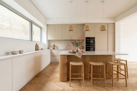 Apartamento com 3 Suítes e varanda na primeira linha do rio Douro