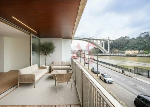 Apartamento com 3 Suítes e varanda na primeira linha do rio Douro