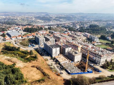 Apartamento T2+1 com varanda, em construção, situado no 3º piso.