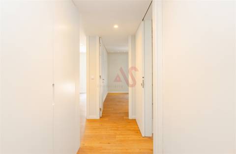 Apartamento T2+1 com varanda, em construção, situado no 3º piso.