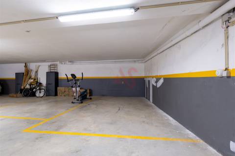 Apartamento T1 com Terraço e Garagem localizado em Leça da Palmeira