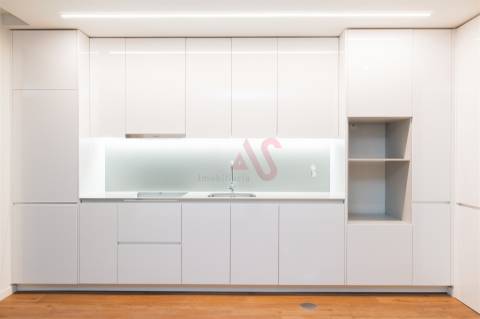 Apartamento T2+1 com varanda, em construção, situado no 1º piso.
