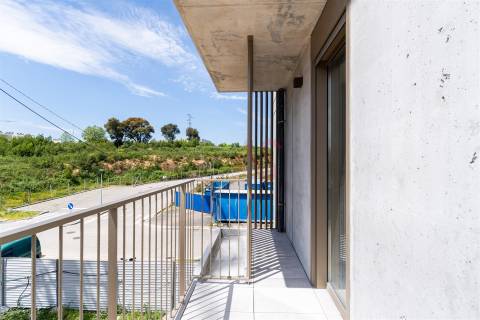 Apartamento T2+1 com varanda, em construção, situado no 1º piso.