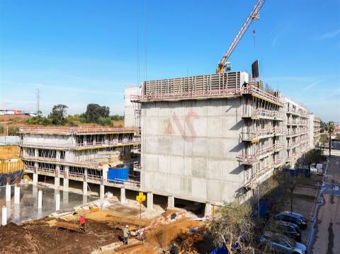 Apartamento T2+1 com varanda, em construção, situado no 1º piso.