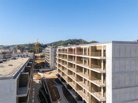 Apartamento T2+1 com varanda, em construção, situado no 1º piso.