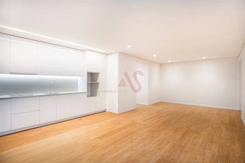 Apartamento T2+1 com varanda, em construção, situado no 2º piso.