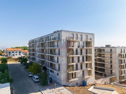 Apartamento T2+1 com varanda, em construção, situado no 2º piso.