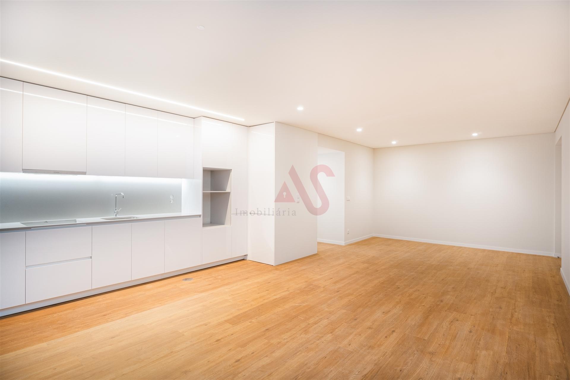 Apartamento T2+1 com varanda, em construção, situado no 1º piso.