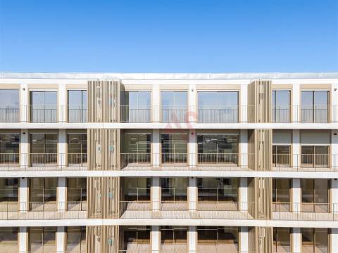 Apartamento T2+1 com varanda, em construção, situado no 1º piso.