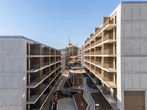 Apartamento T2+1 com varanda, em construção, situado no 1º piso.