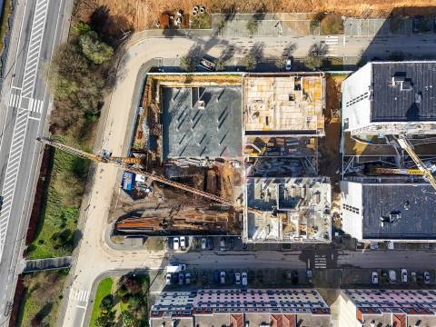 Apartamento T2+1 com varanda, em construção, situado no 1º piso.