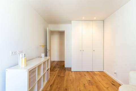 Apartamento T3 com Master Suíte e varanda localizado em Arca d’Água