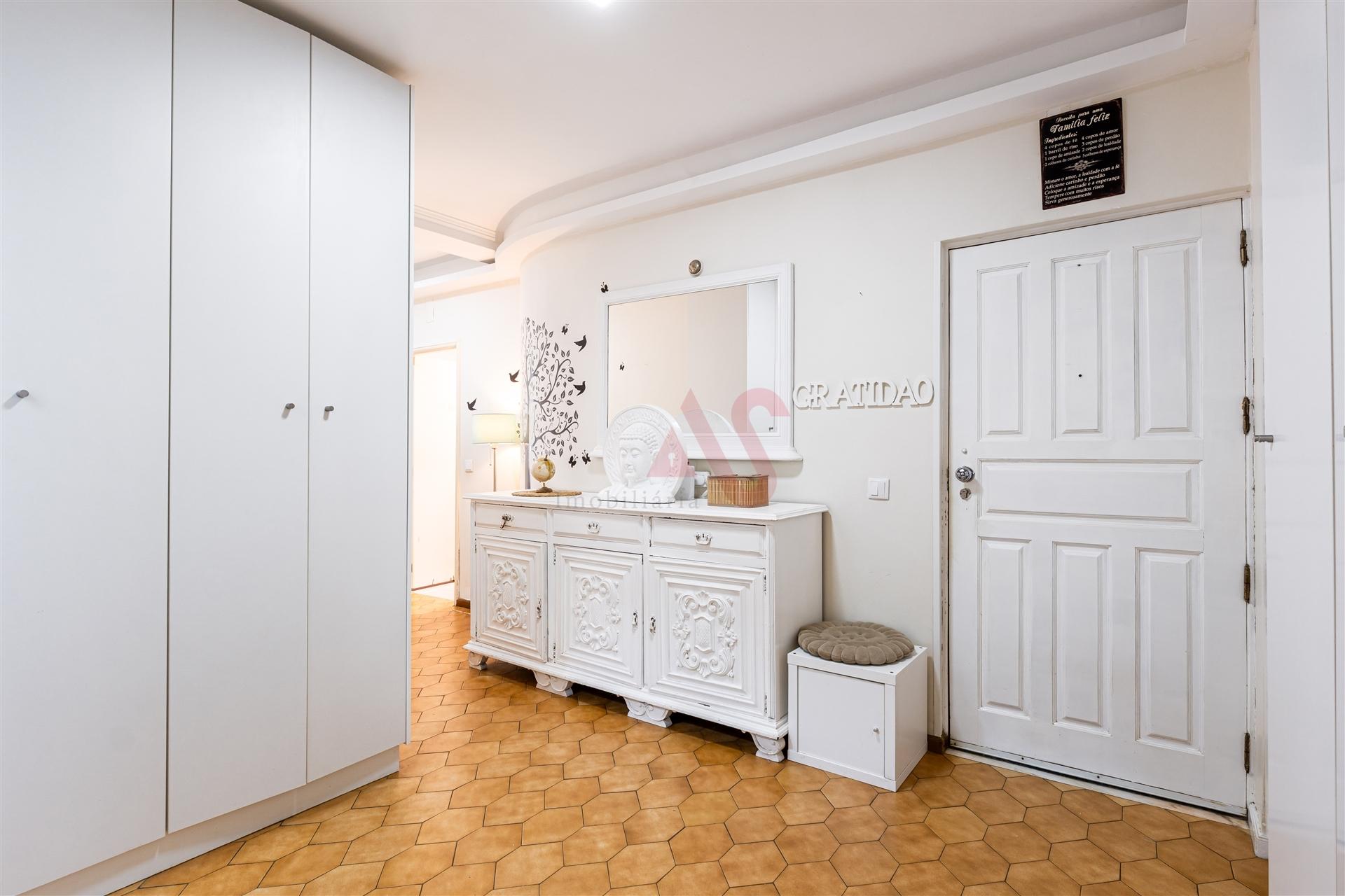Apartamento T2+1 com varanda e terraço a 450m da praia | Praça João XXIII, Póvoa de Varzim