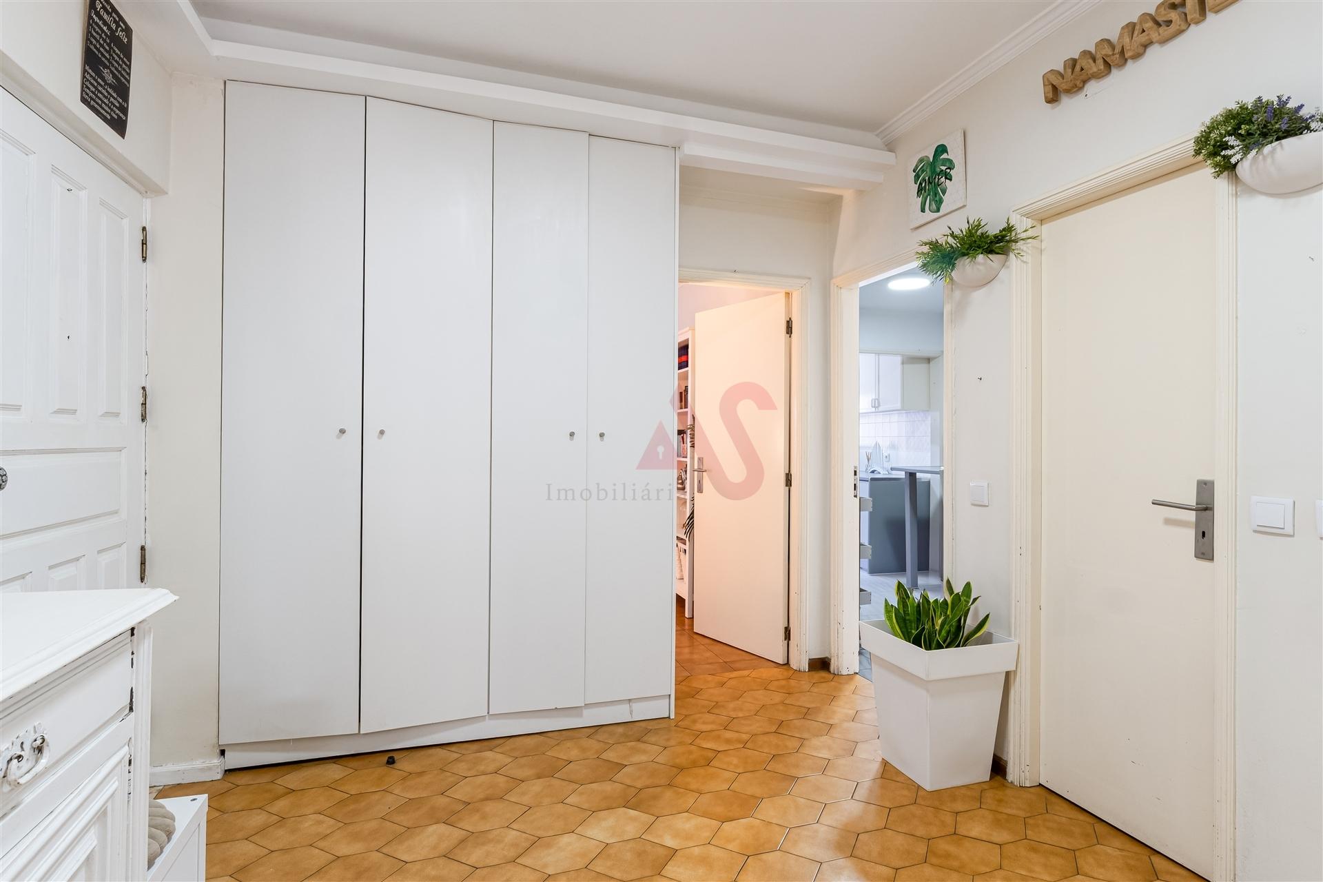 Apartamento T2+1 com varanda e terraço a 450m da praia | Praça João XXIII, Póvoa de Varzim