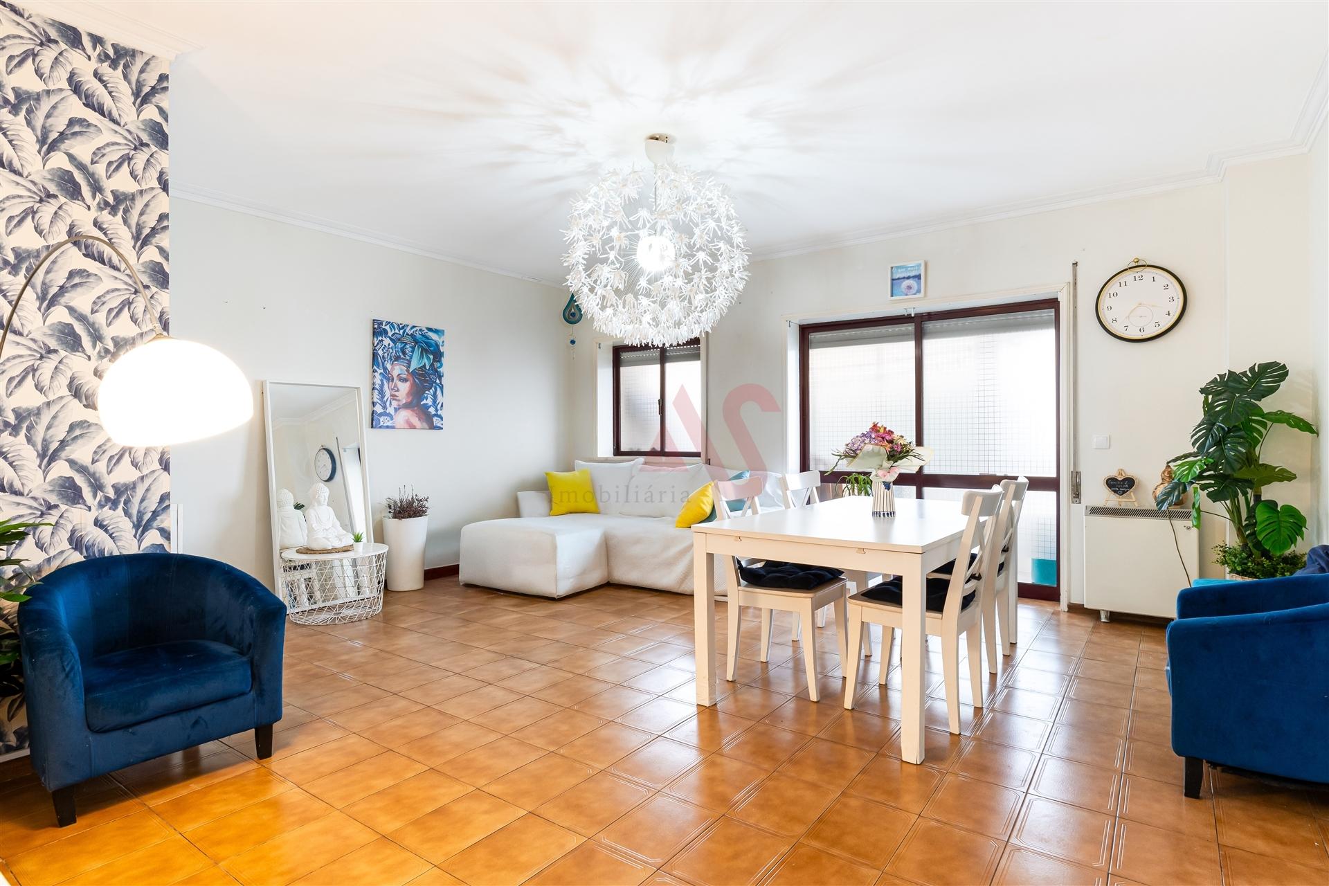 Apartamento T2+1 com varanda e terraço a 450m da praia | Praça João XXIII, Póvoa de Varzim