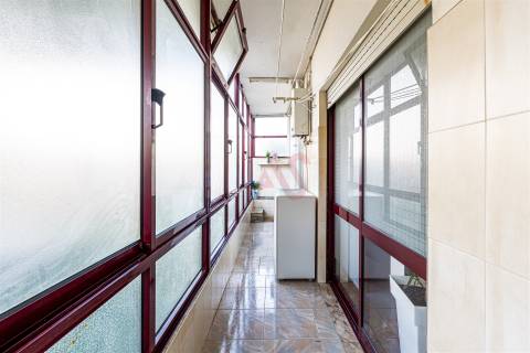 Apartamento T2+1 com varanda e terraço a 450m da praia | Praça João XXIII, Póvoa de Varzim