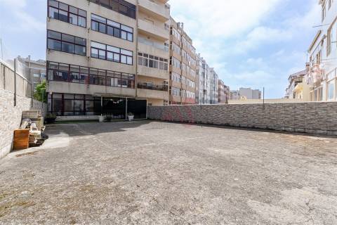 Apartamento T2+1 com varanda e terraço a 450m da praia | Praça João XXIII, Póvoa de Varzim