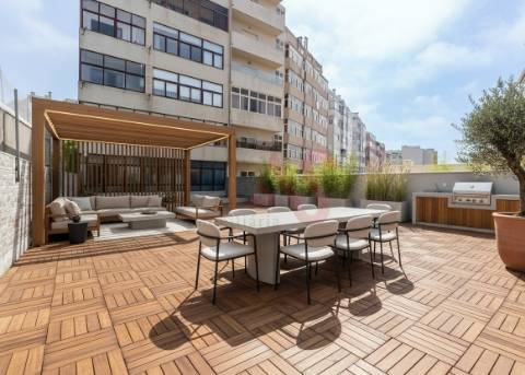 Apartamento T2+1 com varanda e terraço a 450m da praia | Praça João XXIII, Póvoa de Varzim
