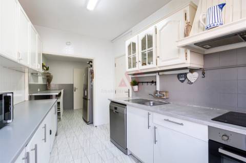 Apartamento T2+1 com varanda e terraço a 450m da praia | Praça João XXIII, Póvoa de Varzim