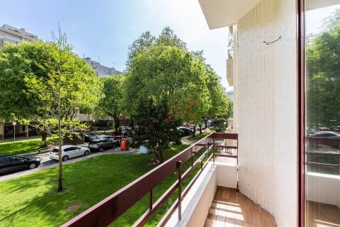 Apartamento T2+1 com varanda e terraço a 450m da praia | Praça João XXIII, Póvoa de Varzim