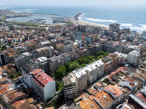 Apartamento T2+1 com varanda e terraço a 450m da praia | Praça João XXIII, Póvoa de Varzim